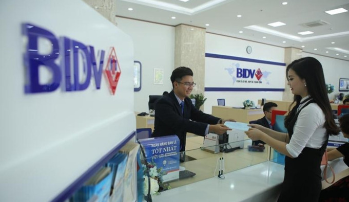 Sau khi hoàn tất giao dịch gửi tiết kiệm có kỳ hạn tại quầy, khách hàng sẽ nhận được Thẻ tiết kiệm